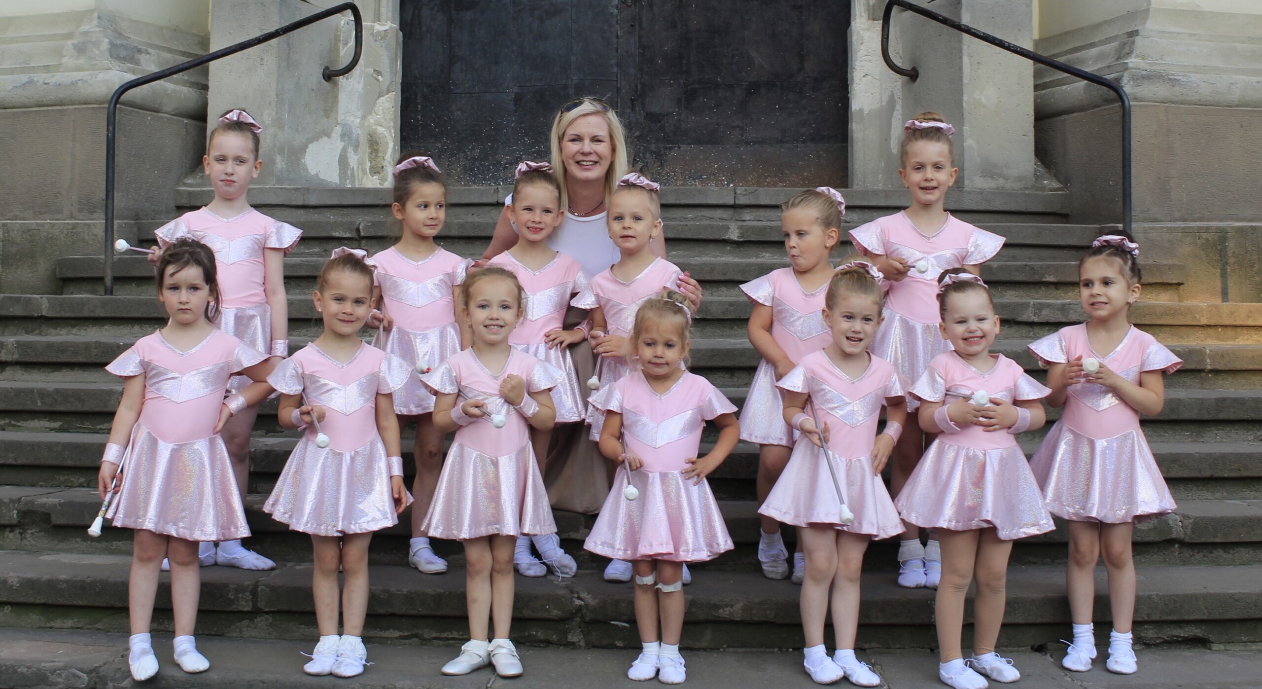 Csoportjaink - Napfény szivarvany_csoport_egri_majorette